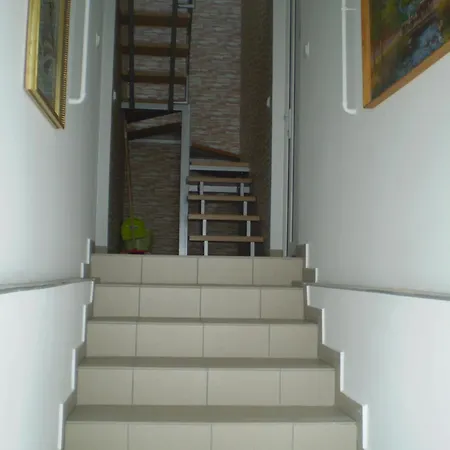 Mary Apartmanhaz ヘーヴィーズ