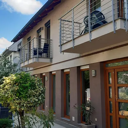 Mary Apartmanhaz アパート *